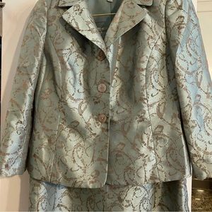 Ladies’ 2 piece shiny mint green skirt & jacket suit. LE SUIT Sz 8P.